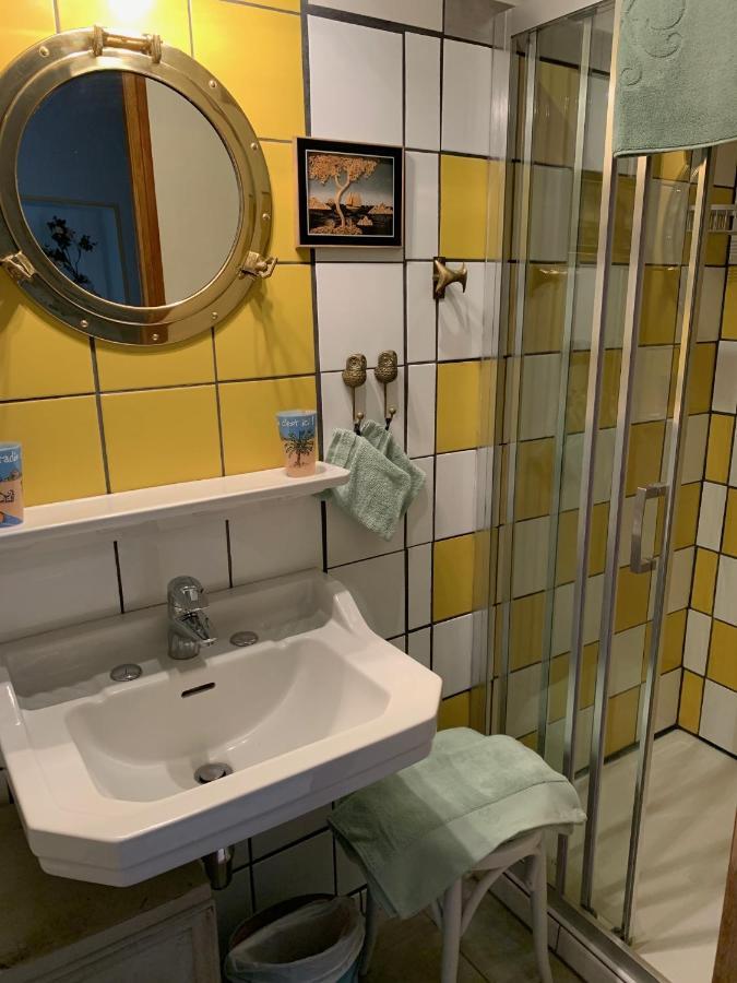 Le Petit Manoir Bed & Breakfast Isigny-le-Buat Екстериор снимка