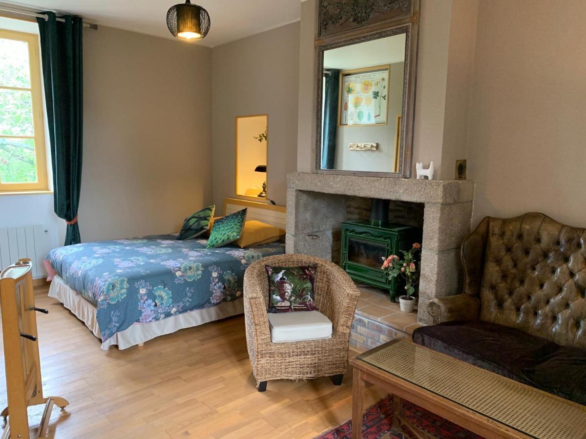 Le Petit Manoir Bed & Breakfast Isigny-le-Buat Екстериор снимка
