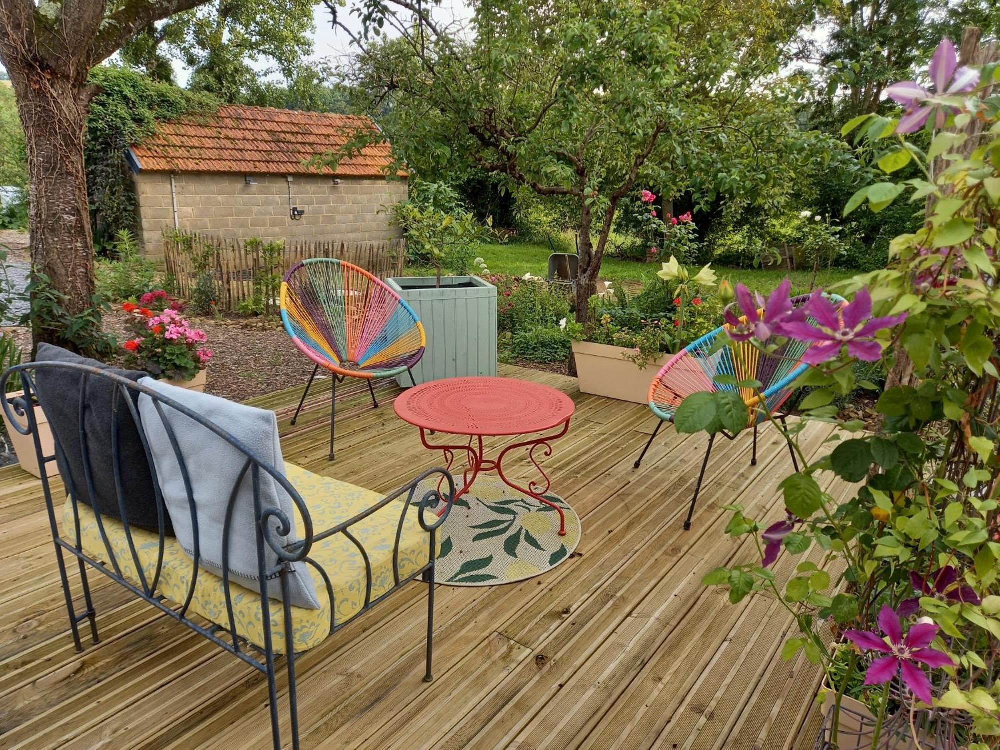 Le Petit Manoir Bed & Breakfast Isigny-le-Buat Екстериор снимка