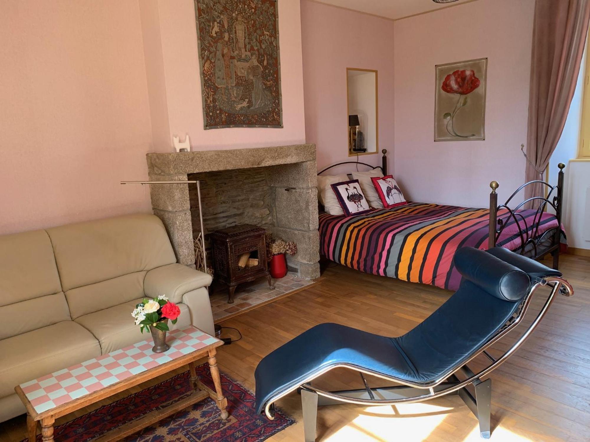 Le Petit Manoir Bed & Breakfast Isigny-le-Buat Екстериор снимка