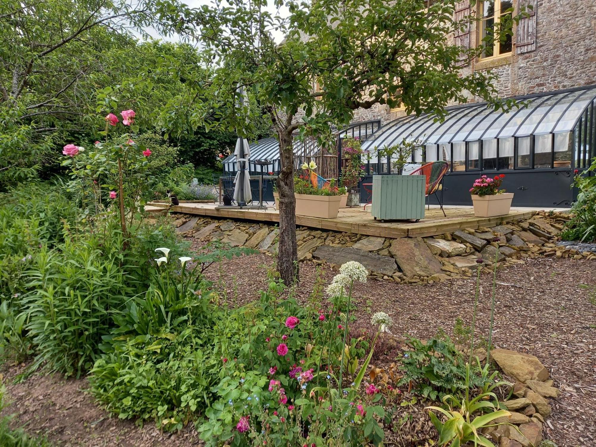 Le Petit Manoir Bed & Breakfast Isigny-le-Buat Екстериор снимка