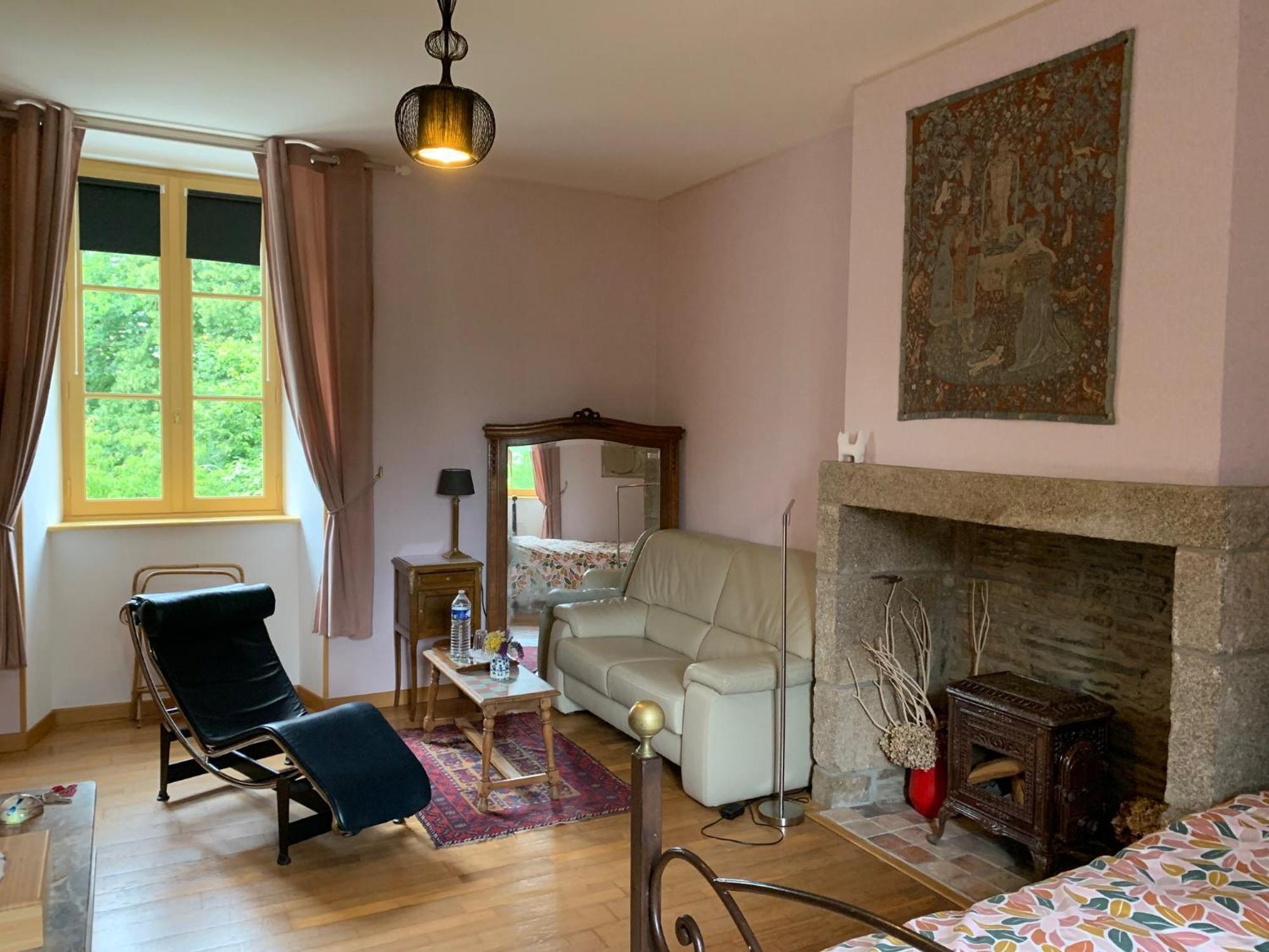 Le Petit Manoir Bed & Breakfast Isigny-le-Buat Екстериор снимка