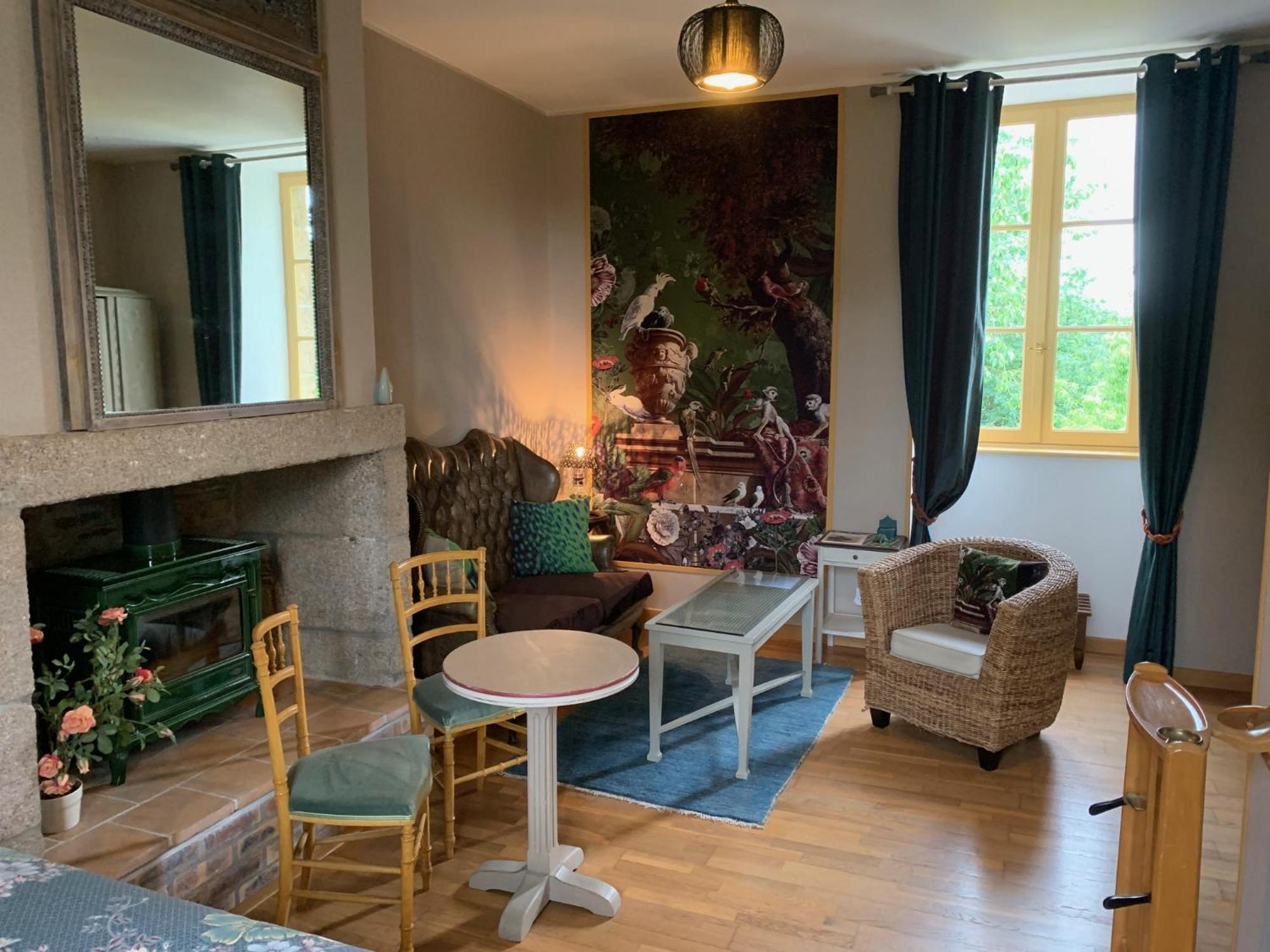 Le Petit Manoir Bed & Breakfast Isigny-le-Buat Екстериор снимка